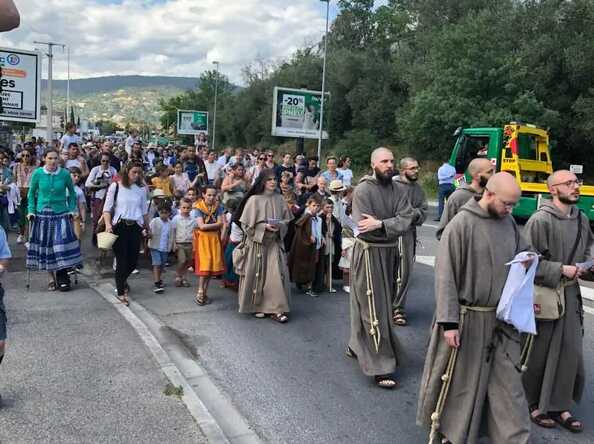 Fransa'daki kuraklık 200 din adamını yollara düşürdü! İlahiler eşliğinde yağmur duası ettiler