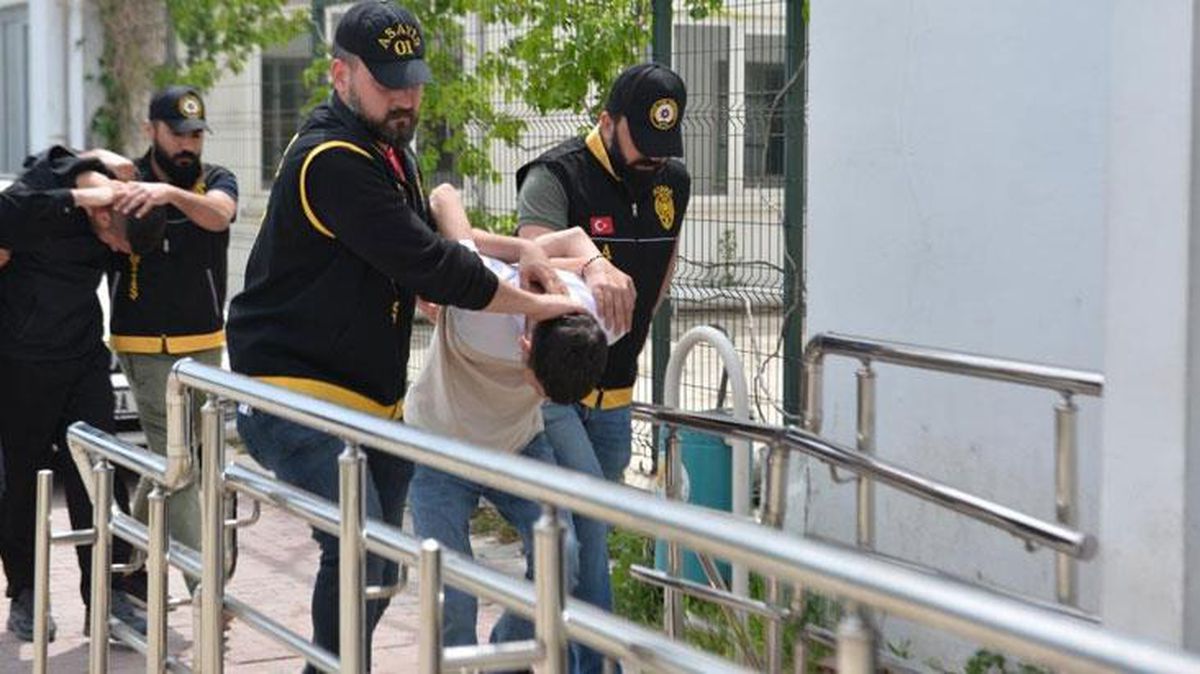 Husumetliler çatıştı, olayla alakası olmayan koca öldü, karısı yaralandı