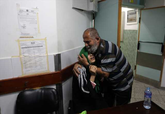 İsrail, Gazze saldırısında aralarında kadın ve çocukların da bulunduğu 12 kişiyi öldürdü