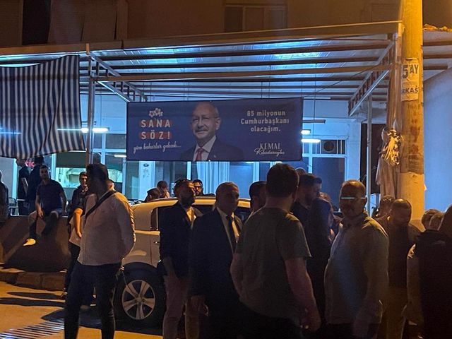İzmir'deki taşlı-sopalı olayın ardından AK Parti ve CHP'li başkanlar sarılarak poz verdi