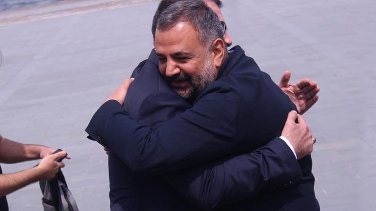 İzmir'deki taşlı sopalı olayın ardından AK Parti ve CHP'li başkanlar sarılarak poz verdi
