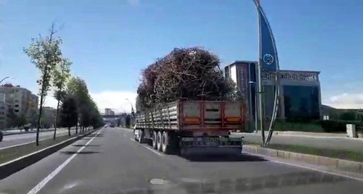 Malatya'da demir yüklü kamyonun tehlikeli yolculuğu