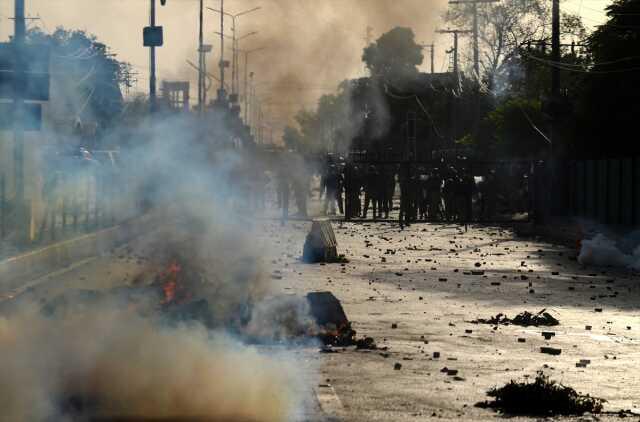 Pakistan'da sokaklar savaş alanına döndü: 1 ölü, 12 yaralı