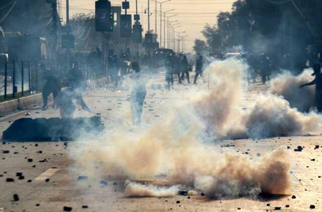 Pakistan'da sokaklar savaş alanına döndü: 1 ölü, 12 yaralı