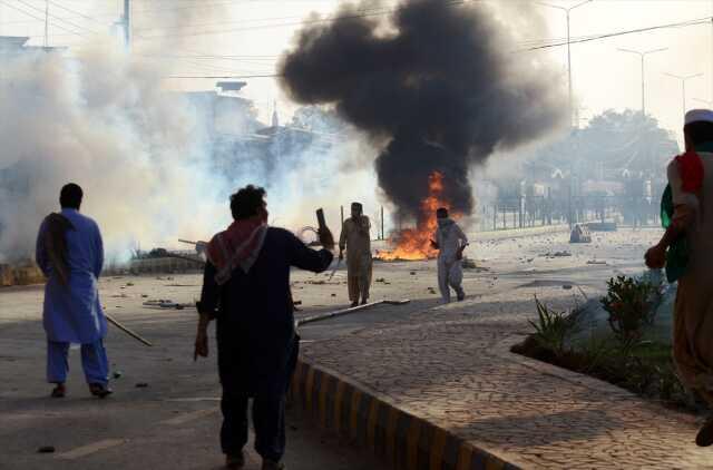 Pakistan'da sokaklar savaş alanına döndü: 1 ölü, 12 yaralı