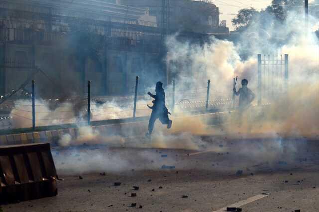 Pakistan'da sokaklar savaş alanına döndü: 1 ölü, 12 yaralı