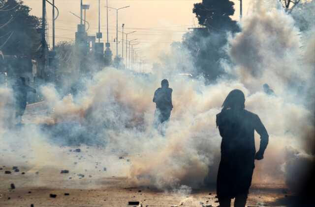 Pakistan'da sokaklar savaş alanına döndü: 1 ölü, 12 yaralı