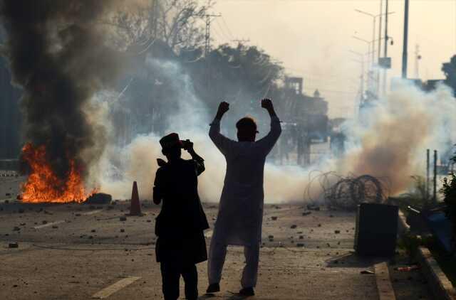 Pakistan'da sokaklar savaş alanına döndü: 1 ölü, 12 yaralı