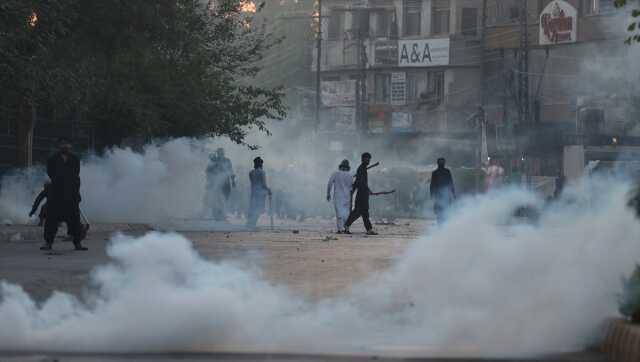 Pakistan'da sokaklar savaş alanına döndü: 1 ölü, 12 yaralı