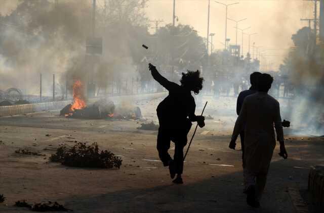 Pakistan'da sokaklar savaş alanına döndü: 1 ölü, 12 yaralı