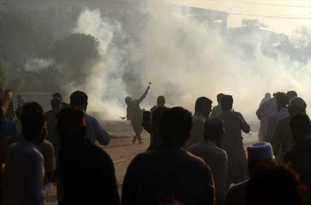 Pakistan'da sokaklar savaş alanına döndü: 1 ölü, 12 yaralı