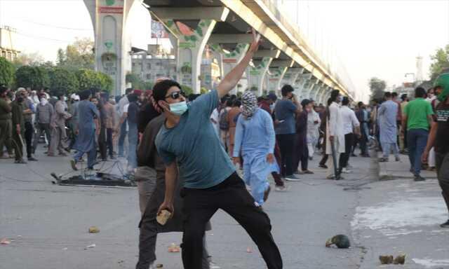 Pakistan'da sokaklar savaş alanına döndü: 1 ölü, 12 yaralı