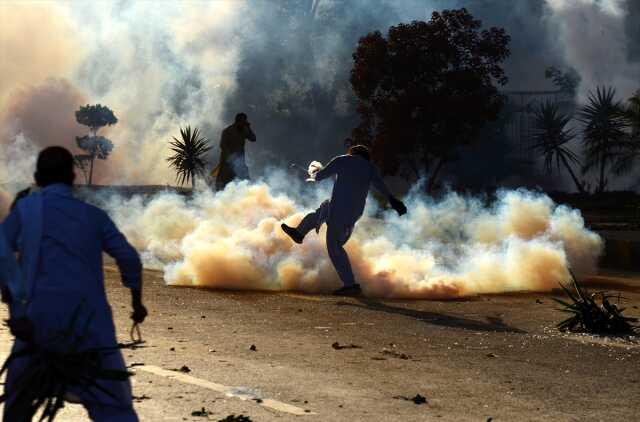 Pakistan'da sokaklar savaş alanına döndü: 1 ölü, 12 yaralı