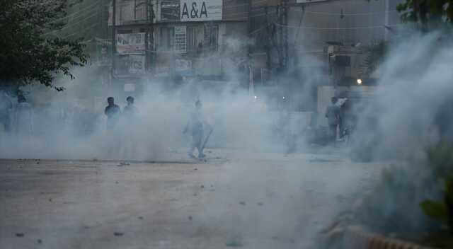 Pakistan'da sokaklar savaş alanına döndü: 1 ölü, 12 yaralı