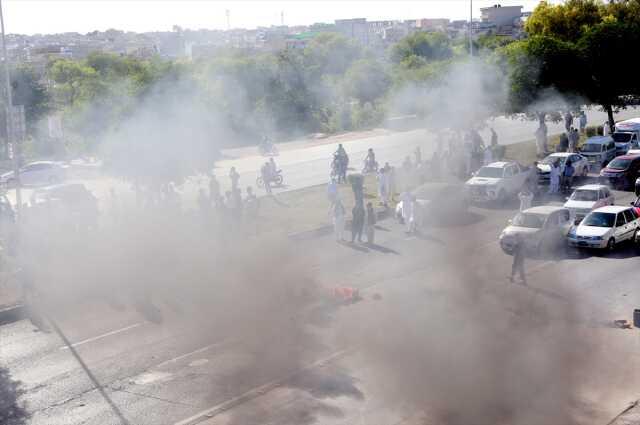 Pakistan'da sokaklar savaş alanına döndü: 1 ölü, 12 yaralı