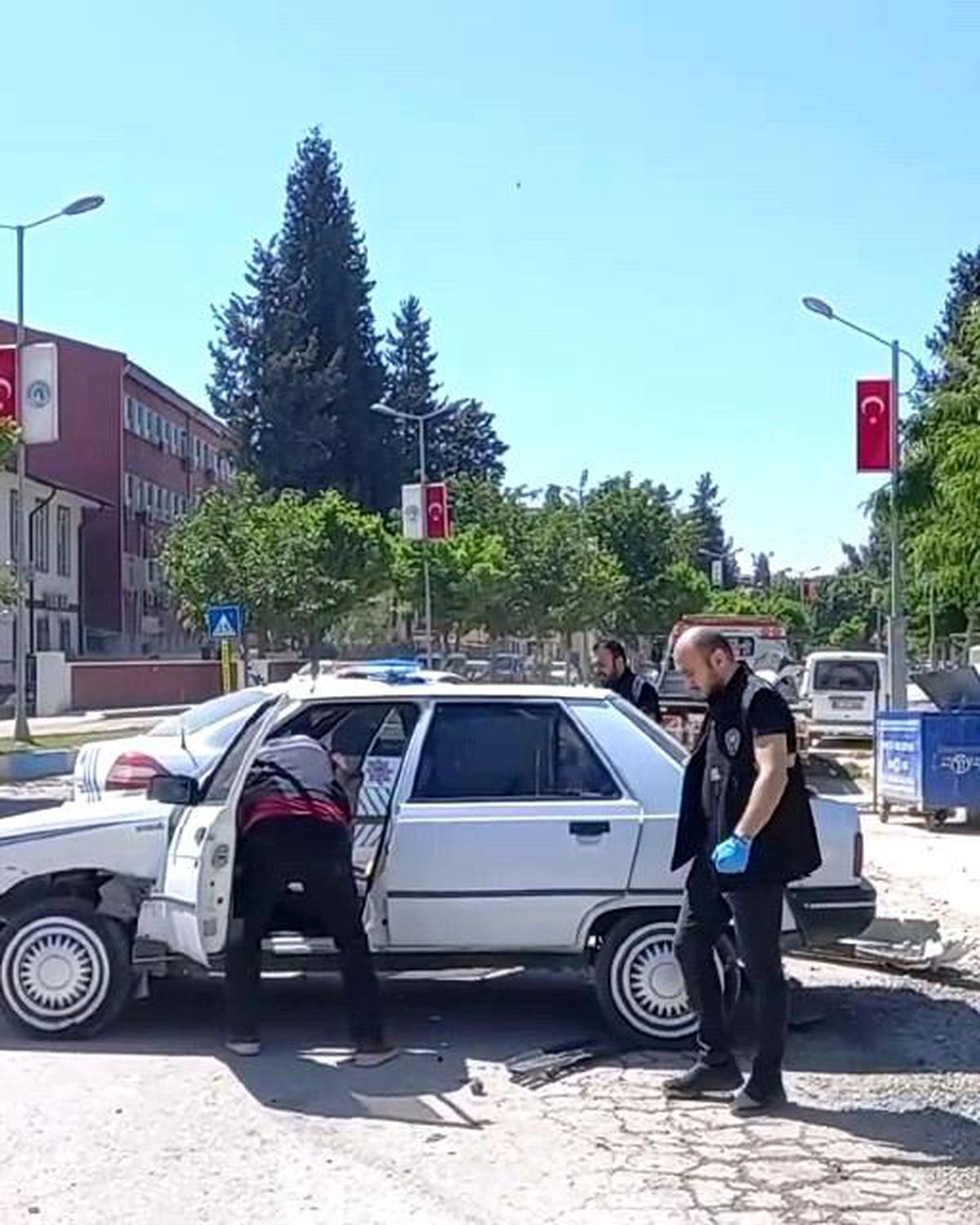 Polislerin kovaladığı şahısların üzerinden silah ve uyuşturucu çıktı