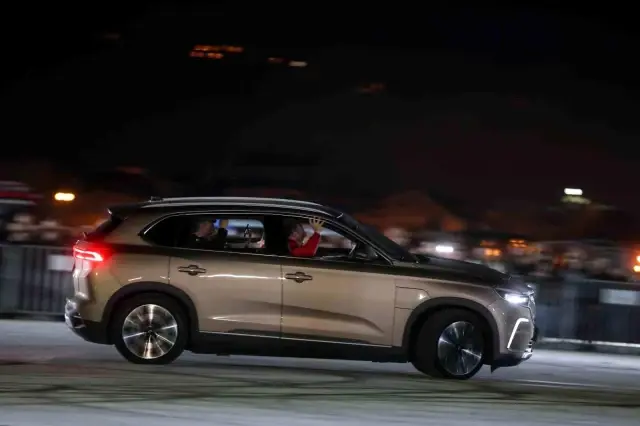 Yerli otomobil Togg'dan drift şov! Dumandan göz gözü görmedi