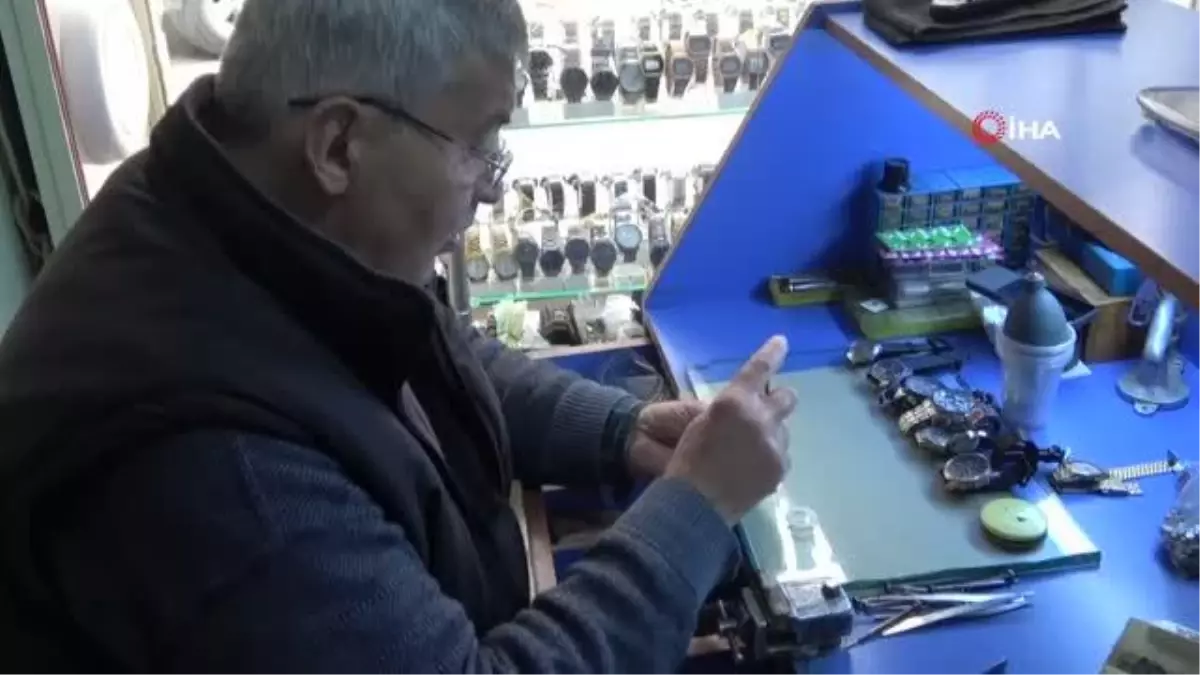 45 yıllık yıllık saat ustası mesleğini aşkla yapıyor