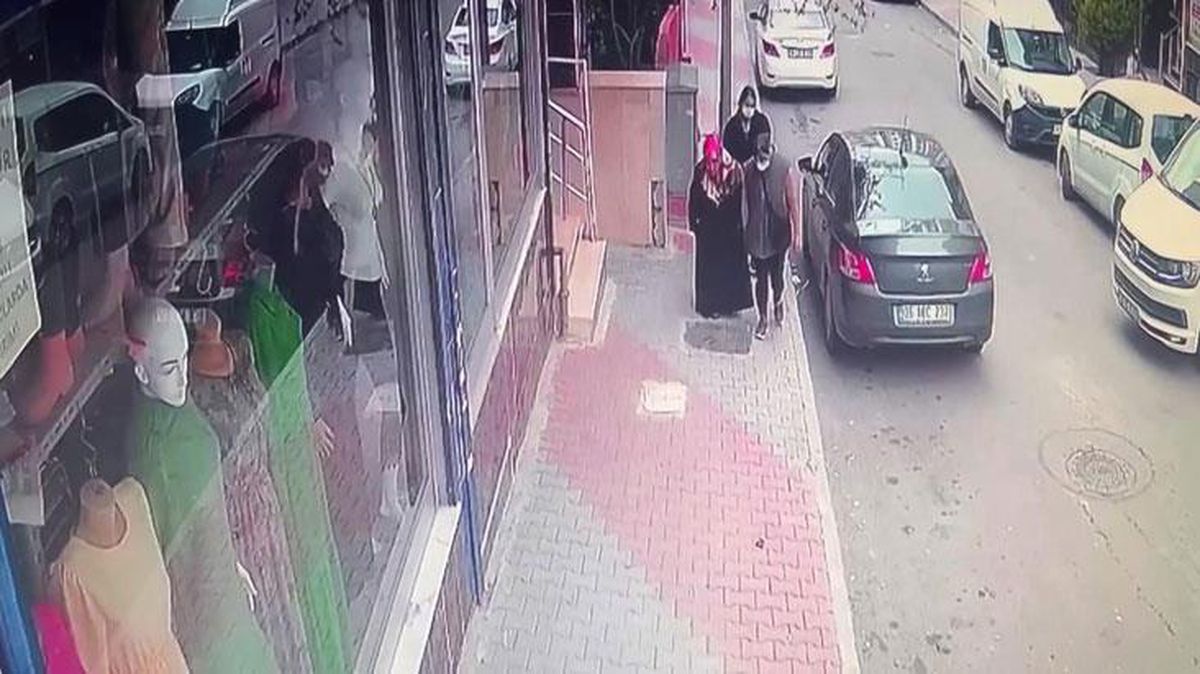 63 yaşındaki kadını 'Bereket için okuyacağız' diyerek evine girip altınlarını çaldılar