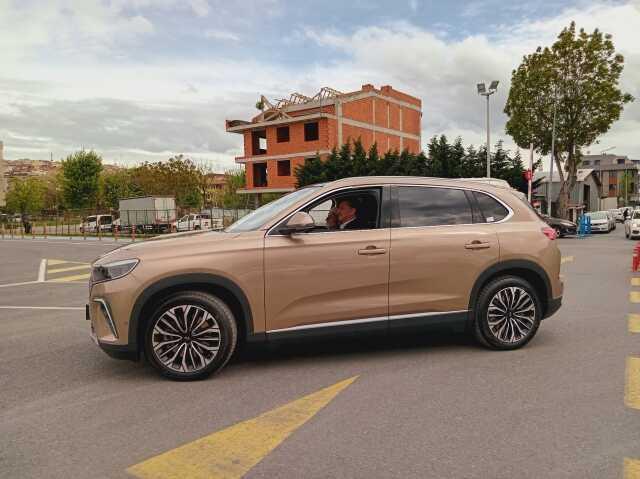 Büyük İstanbul Mitingi'ne giderken görüntülenen Hüseyin Bayraktar'a TOGG sürprizi Büyük İstanbul Mitingi'ne giderken görüntülenen Hüseyin Bayraktar'a TOGG sürprizi