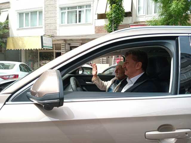 Büyük İstanbul Mitingi'ne giderken görüntülenen Hüseyin Bayraktar'a TOGG sürprizi Büyük İstanbul Mitingi'ne giderken görüntülenen Hüseyin Bayraktar'a TOGG sürprizi