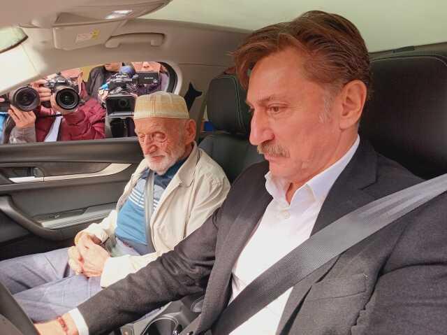 Büyük İstanbul Mitingi'ne giderken görüntülenen Hüseyin Bayraktar'a TOGG sürprizi Büyük İstanbul Mitingi'ne giderken görüntülenen Hüseyin Bayraktar'a TOGG sürprizi