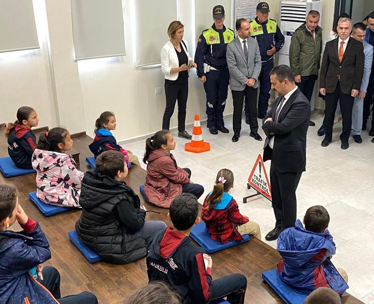 Çanakkale'de depremzede çocuklar trafik kuralları konusunda bilgilendirildi