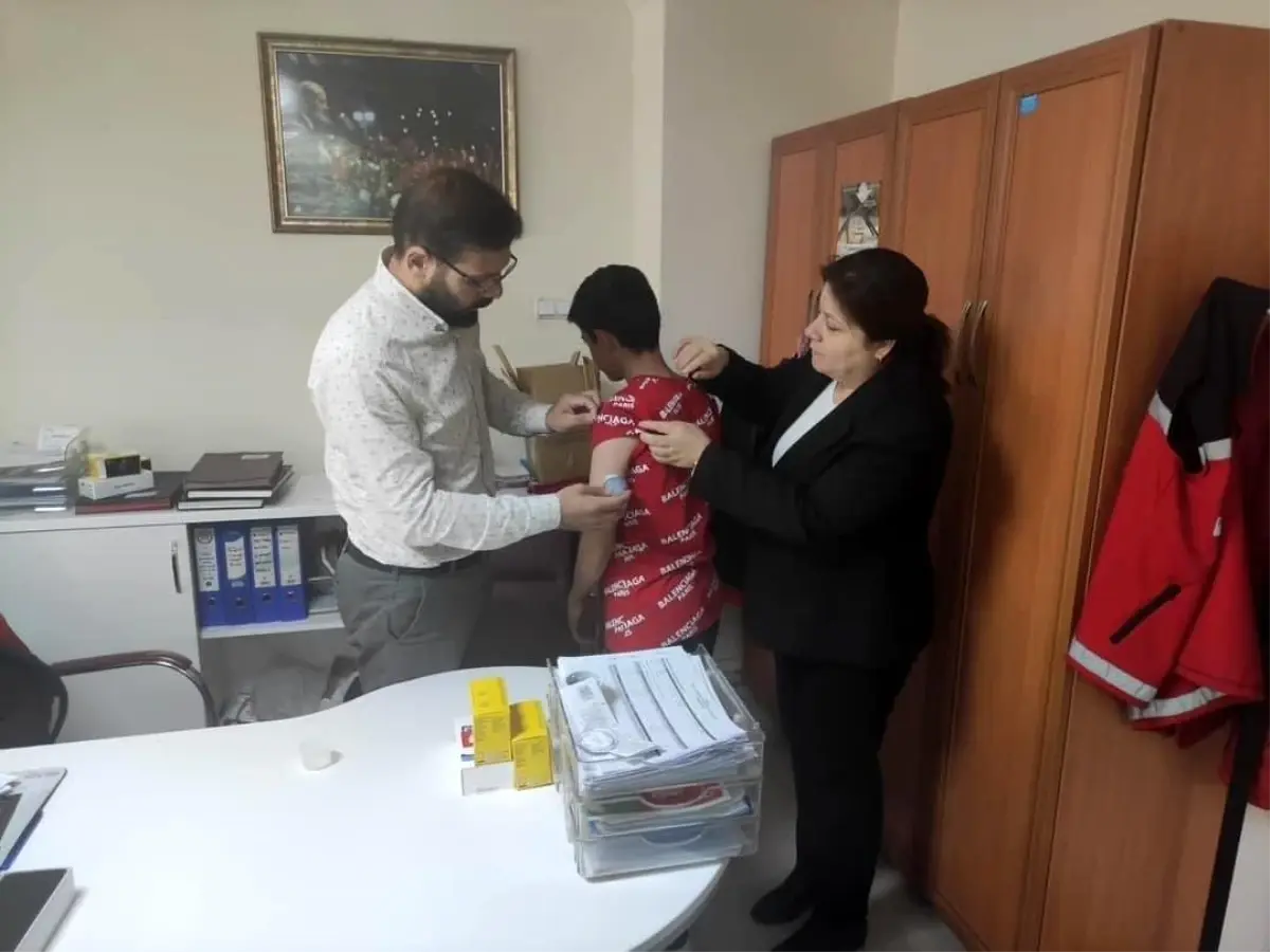 Diyabet hastası çocuk ve gençlere glikoz ölçüm cihazı dağıtıldı