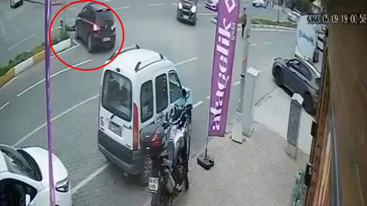 Dönüş yapan otomobil, yayayı altına aldı sonra tekrar üstünden geçti