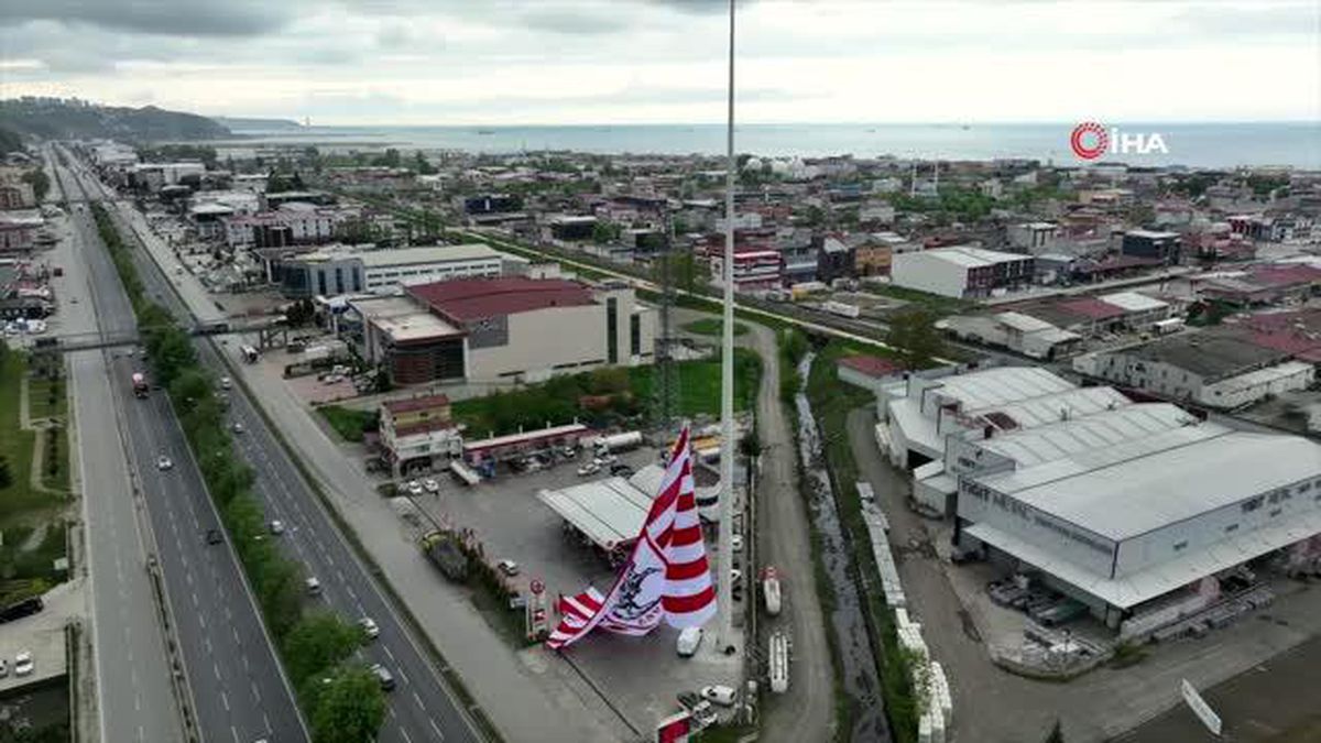 'Dünyanın en büyük kulüp bayrağı' Samsun'da dalgalanıyor