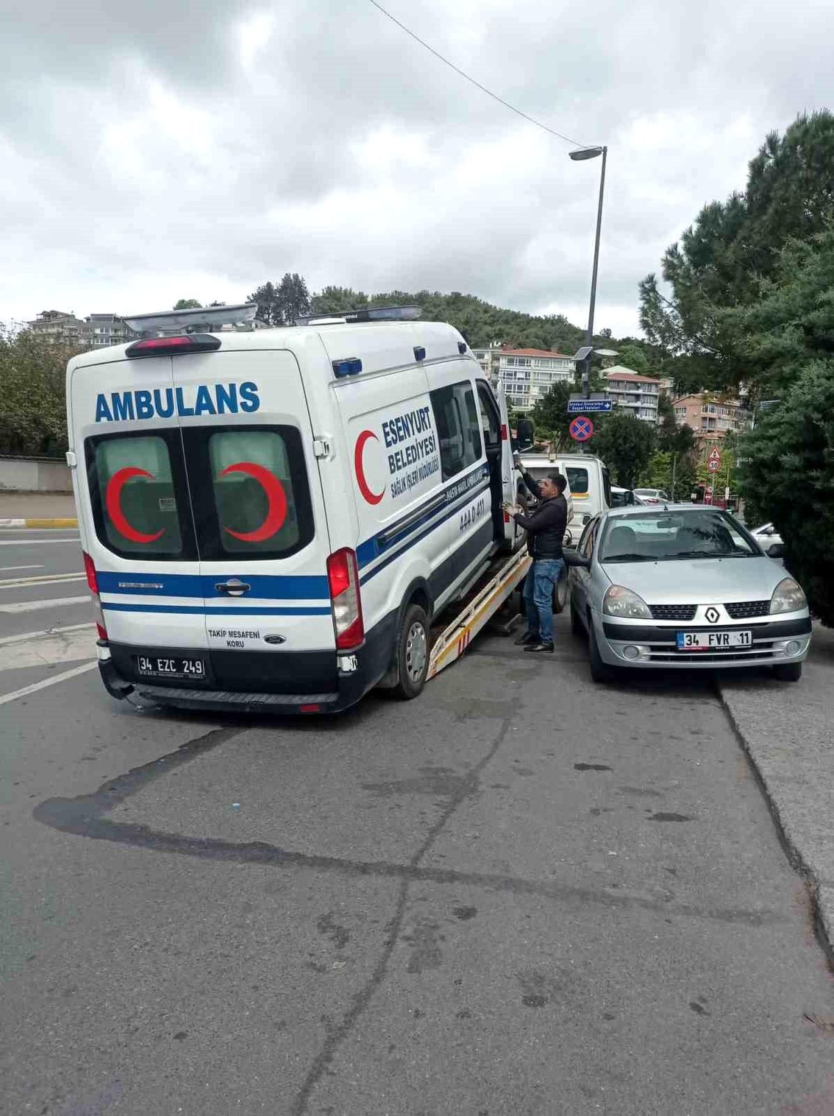 Hasta almaya giden Esenyurt Belediyesi ambulansı borcu nedeniyle haczedildi