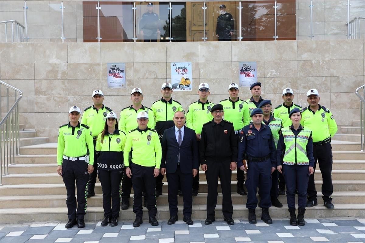 Niğde'de, motosiklet sürücülerine reflektörlü yelek dağıtıldı
