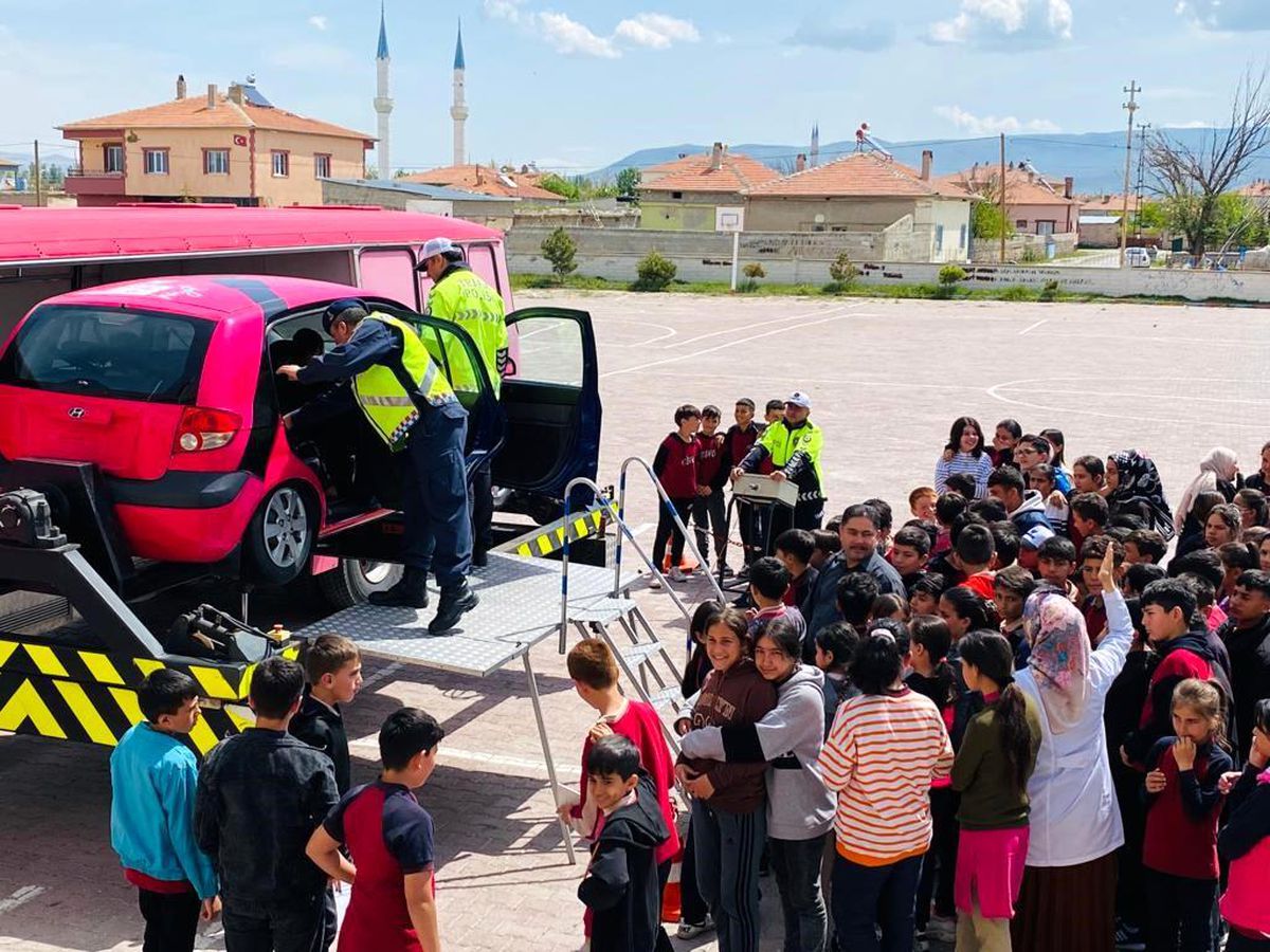 Öğrenciler 'Karayolları Trafik Güvenliği Haftası'nda bilgilendirildi