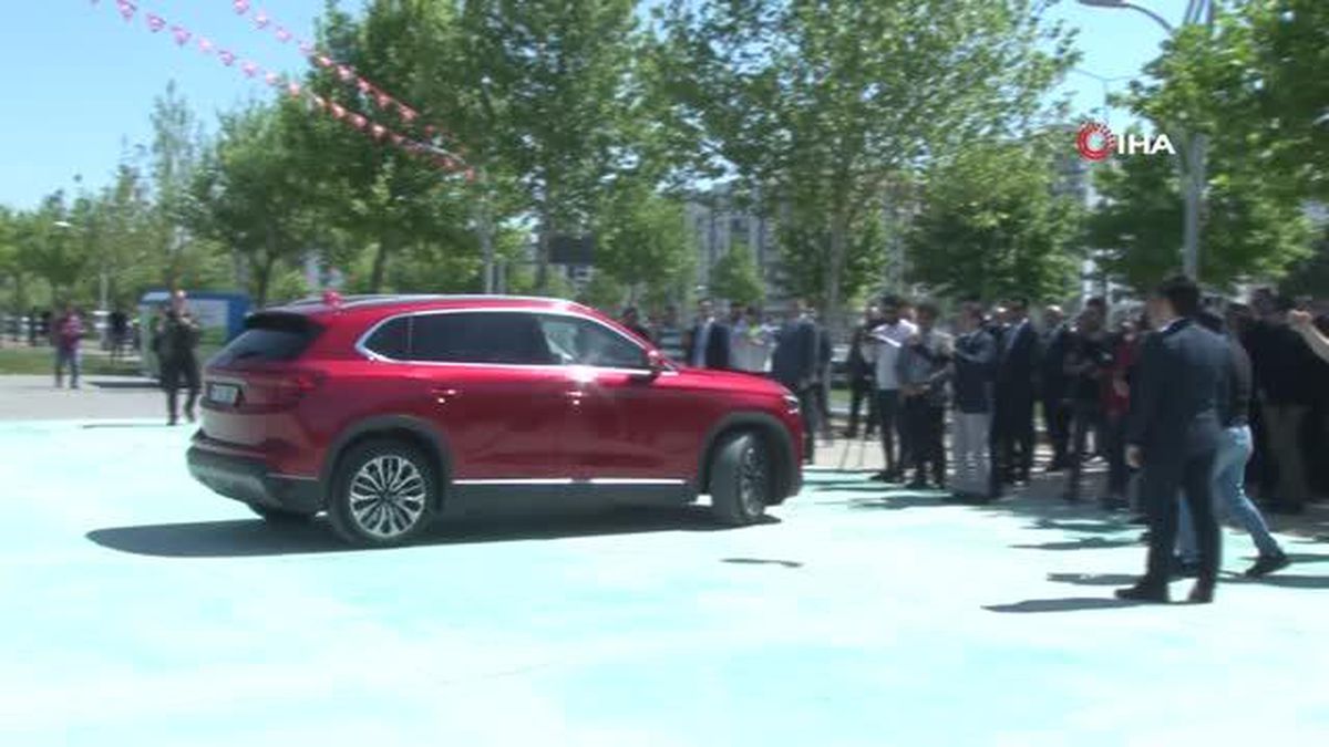 Türkiye'nin yerli otomobili Togg Diyarbakır'da yoğun ilgiyle karşılandı