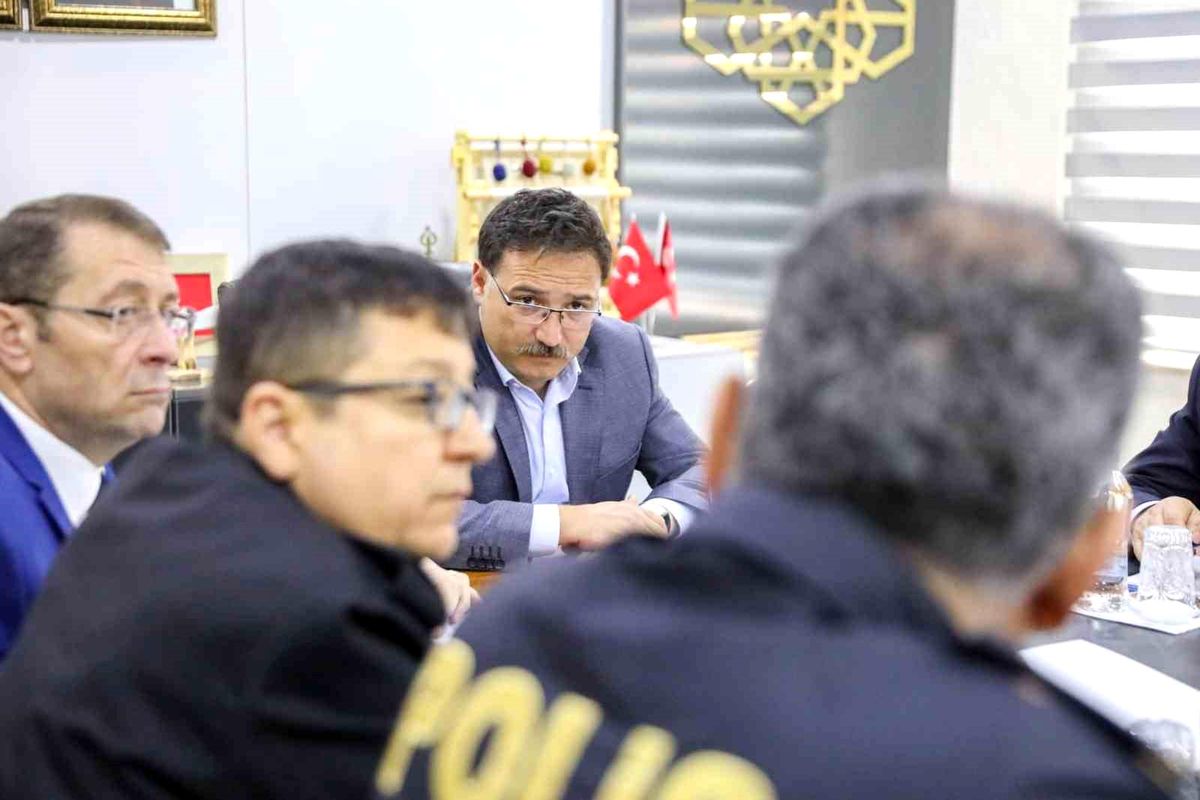 Vali Çiçek'ten uyuşturucu mesajı: 'Gençlerimizi zehirleme hayalleri kuran tacirlere bu şehirde uyuşturucu sattırmayacağız'