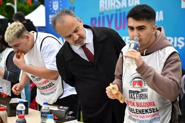 Bakan Varank'ın startını verdiği yarışmada 7 dakikada 7 pide yiyen vatandaş, 5 çeyrek altın kazandı
