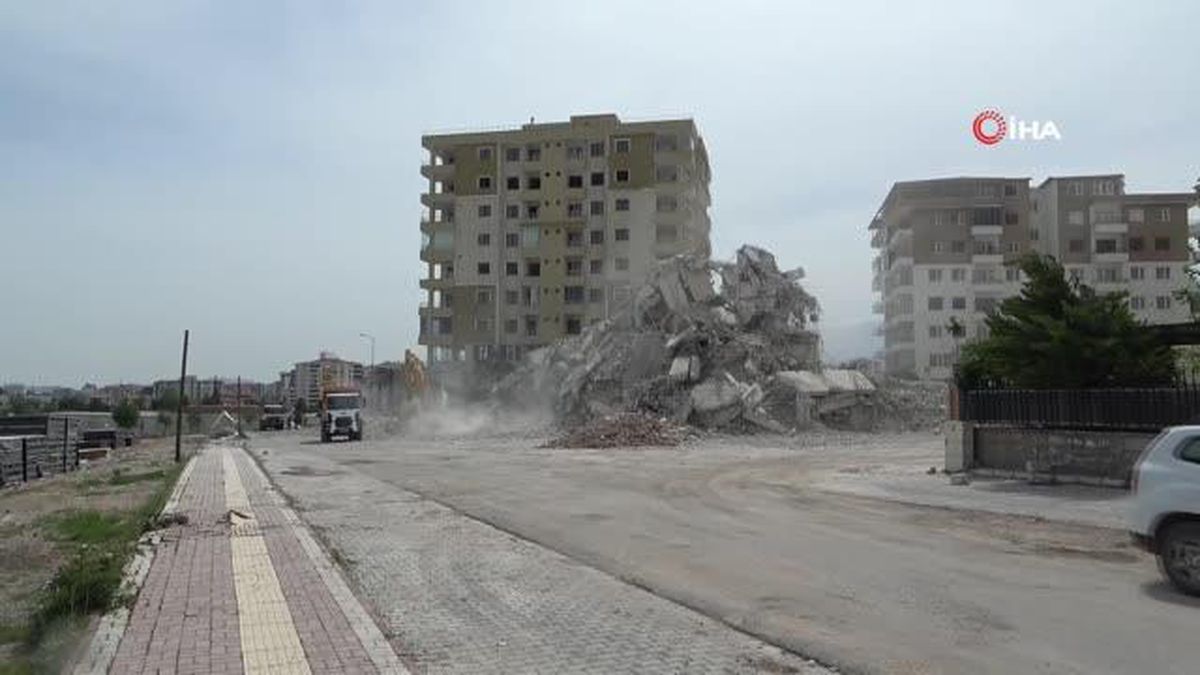 Ağır hasarlı binaların yıkımları devam ediyor