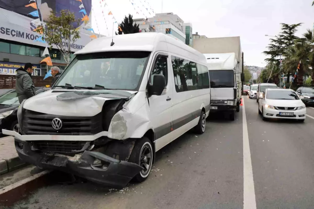 Freni boşalan kamyon ışıkta bekleyen 5 araca çarptı: 1 yaralı