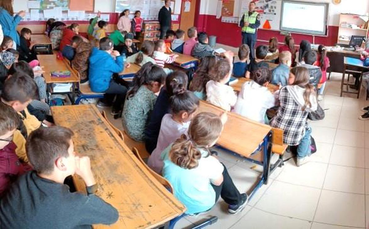 Jandarma ekipleri ilk ve ortaokul öğrencilerine trafik eğitimi verdi