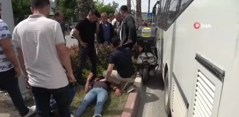 Motokurye otobüs ile refüj arasında sıkıştı, yaralıya ilk yardım AK Parti ekibinden geldi