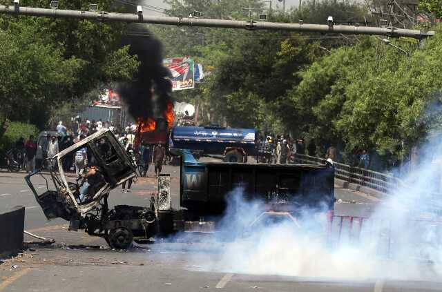 Pakistan'daki Imran Khan protestolarında can kaybı 9'a yükseldi