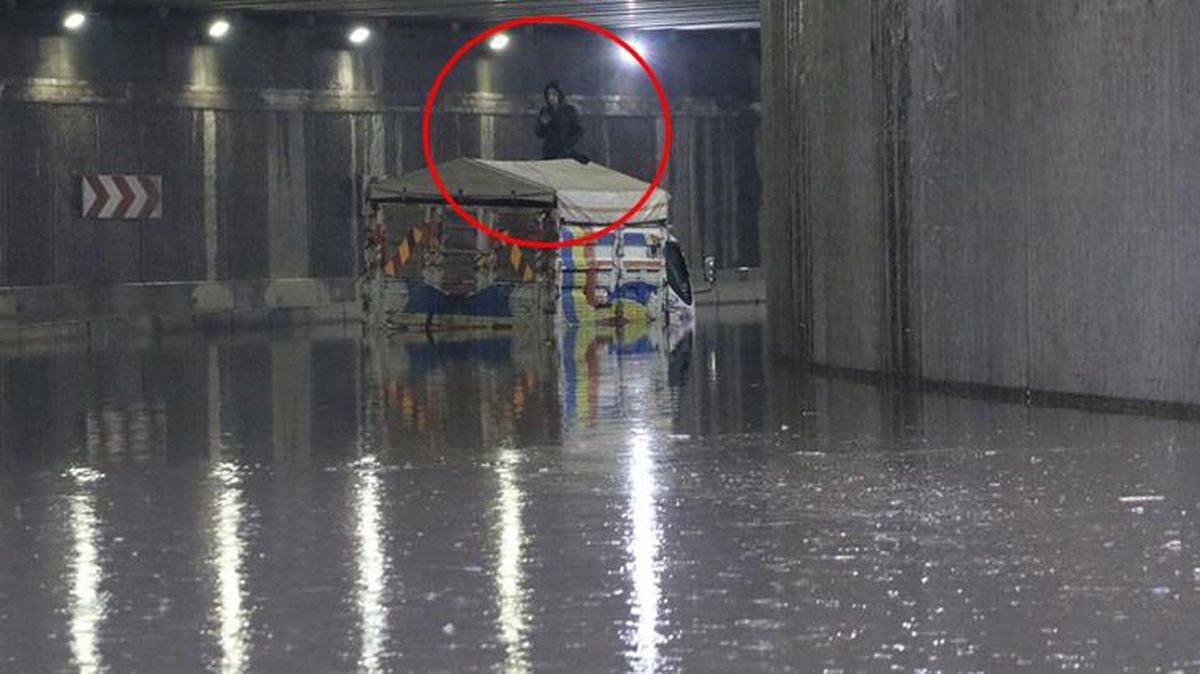 Afyonkarahisar'da sağanak yağmur sonrası vatandaşlar canlarını kurtarmak için suda mahsur kalan araçların üstüne çıktı