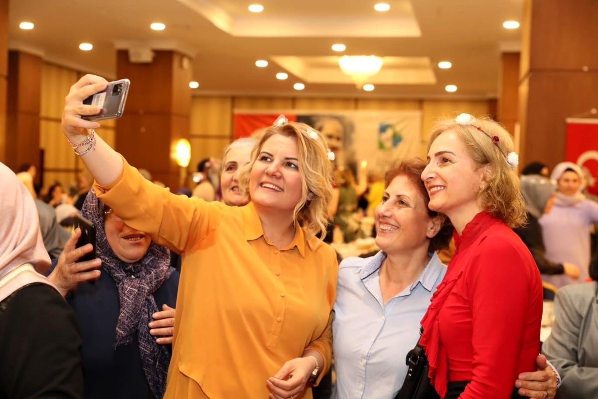 Başkan Hürriyet'ten kadınlara: 'Ayaklarınız üzerinde kararlılıkla durabilmeniz için her zaman yanınızdayım'