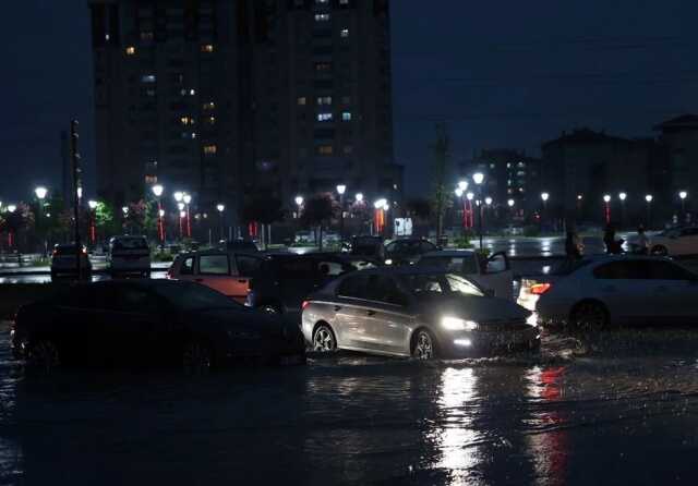 Başkentte sağanak yağış sonra yollar dereye döndü