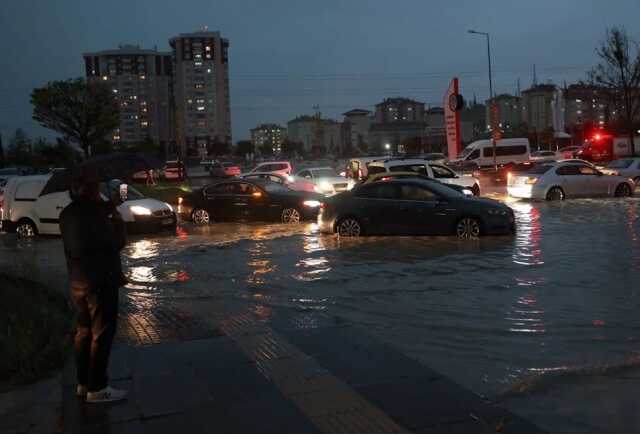 Başkentte sağanak yağış sonra yollar dereye döndü