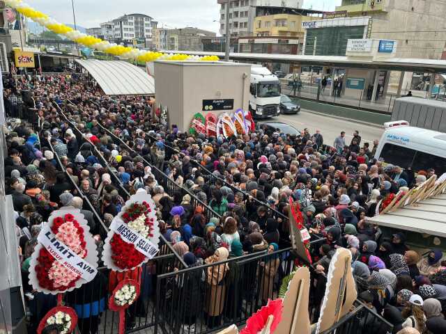 Bursa'da ucuzluk izdihamı...Birbirlerini ezip dükkanı talan ettiler