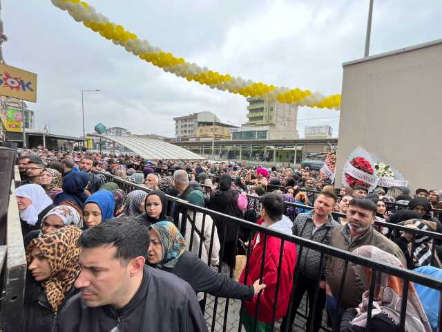 Bursa'da ucuzluk izdihamı...Birbirlerini ezip dükkanı talan ettiler
