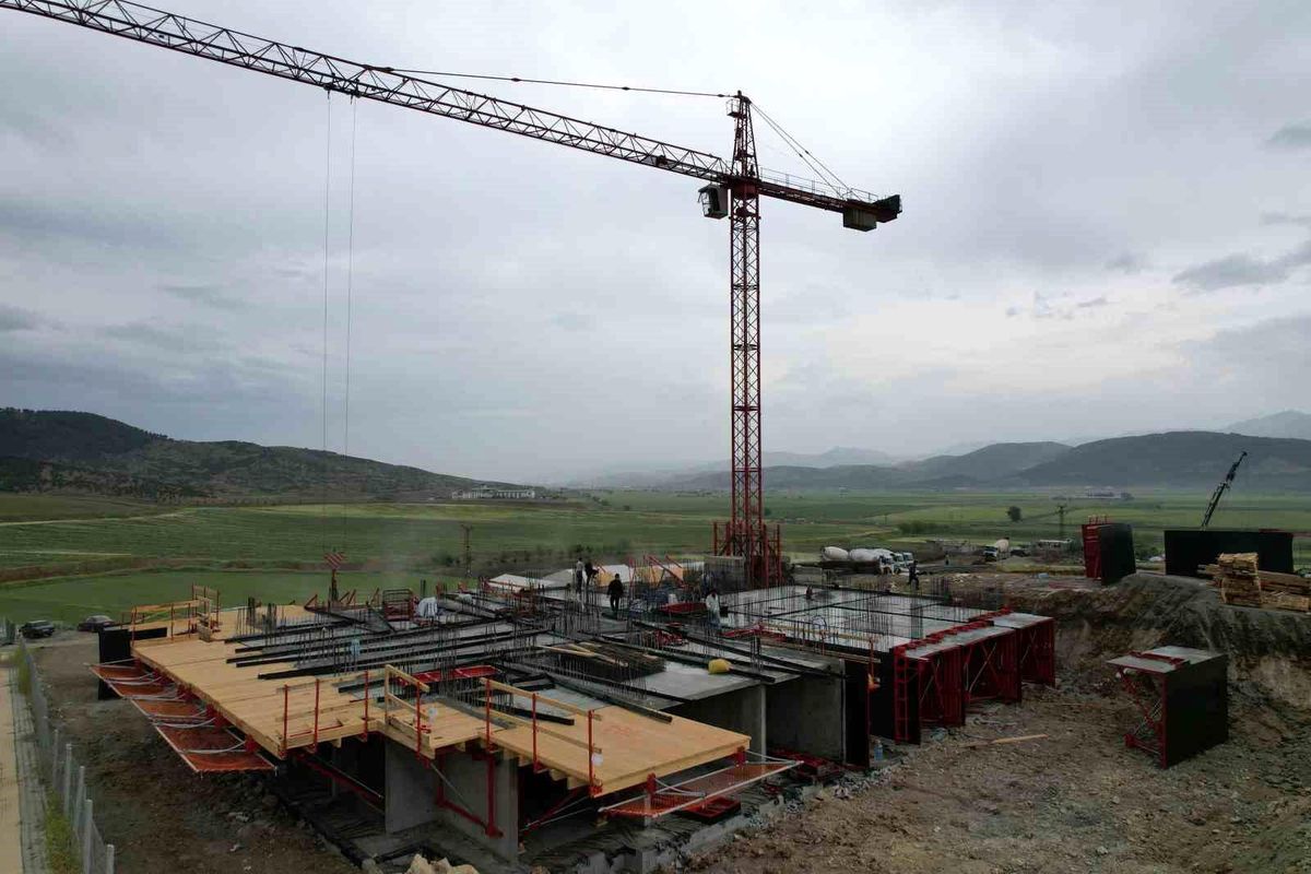 Depremin merkezinde yapımına başlanan konutlarda hummalı çalışma sürüyor