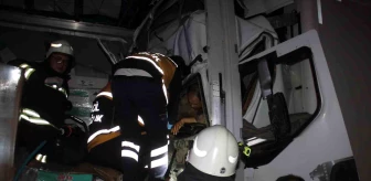 Edirne'de zincirleme kaza: Sıkışan tır sürücüsünü ekipler 2 saat boyunca kurtarmak için uğraştı