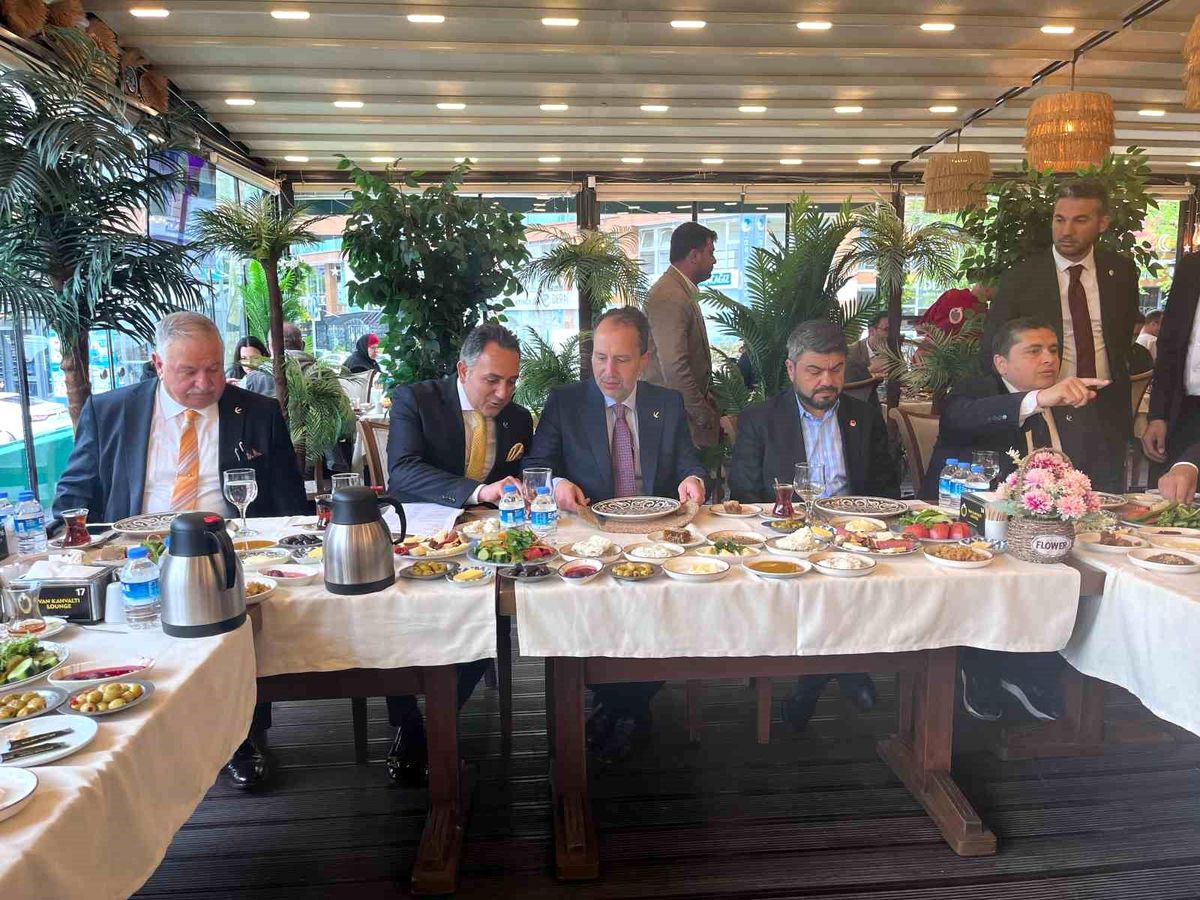 Erbakan 'Yeniden Milli Görüş, Yeniden Refah Partisi' diyerek vatandaşın desteğini istedi